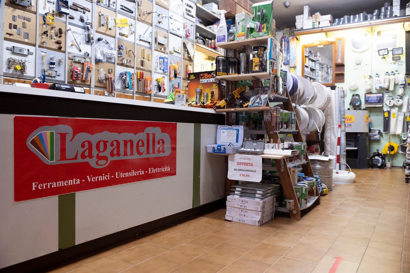 Il banco con il logo Laganella e gli scaffali del negozio